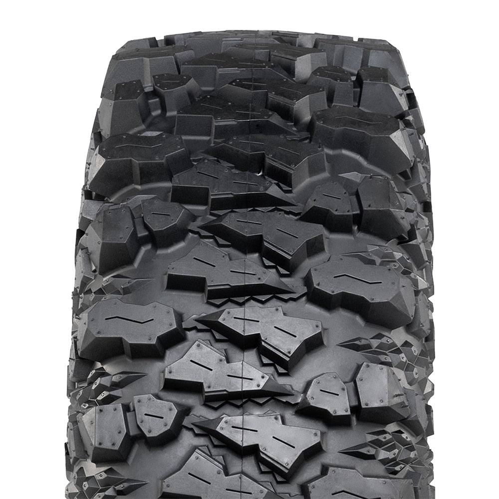 Close up detailed view of the multi-angled lug design and non-directional tread pattern of the Savage XT tire, including diamond textured casing profile between the lugs to promote mud self-cleaning and enhance grip in all conditions, and triangle stepped lug bases to eliminate dirt and mud build-up between the center lugs.