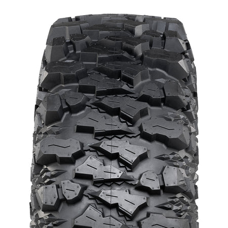 Close up detailed view of the multi-angled lug design and non-directional tread pattern of the Savage XT tire, including diamond textured casing profile between the lugs to promote mud self-cleaning and enhance grip in all conditions, and triangle stepped lug bases to eliminate dirt and mud build-up between the center lugs.